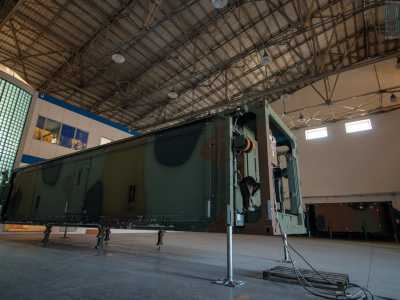 Dal piano inferiore dell�edificio si accede in un hangar in cui ci viene anche mostrata una vera sala operativa mobile, dotata di strumentazione altamente sofisticata e in grado di entrare in un C130 per essere trasportata in una localit� in cui si necessita intervenire
